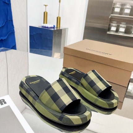 BURBERRY 26S SLIDE SANDALS IN ARCHIVE OLIVE GREEN BLACK FABRIC