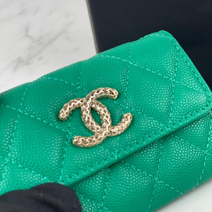 CC FLAP CARD HOLDER 11 EMERALD GRAINED CALFSKIN GOLD ICON