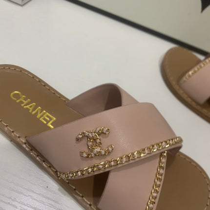 CHANEL 26S SANDALS IN TAUPE PINK CALFSKIN WITH DOUBLE C CHAIN DETAIL