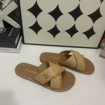 CHANEL 26S SANDALS IN BEIGE CALFSKIN WITH DOUBLE C CHAIN DETAIL