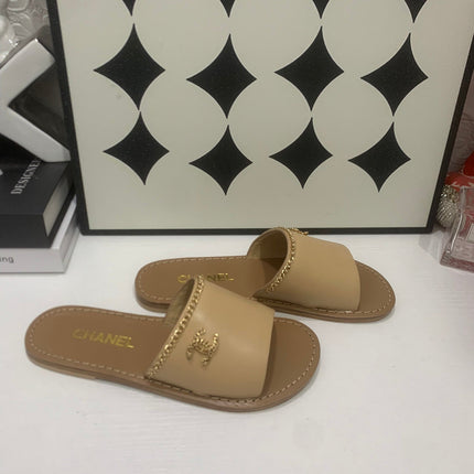 CHANEL 26S SANDALS IN BEIGE CALFSKIN GOLD-TONE CHAIN DETAIL