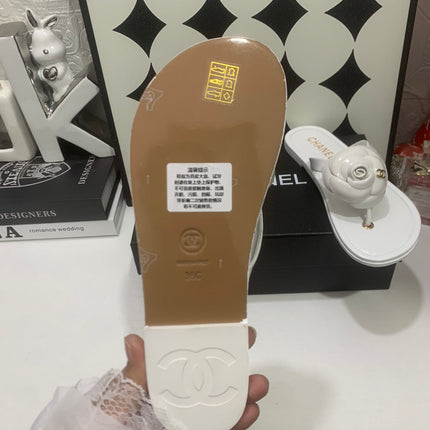 CHANEL 26S SANDALS IN BEIGE CALFSKIN GOLD-TONE CHAIN DETAIL