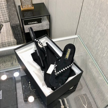 THONG SLIDE IN BLACK SUEDE WITH WHITE DOT