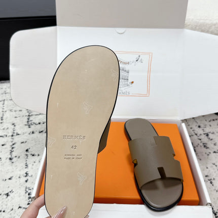 HM 26S IZMIR SANDAL IN ETOUPE LAMBSKIN