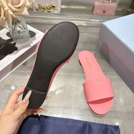 PRADA 26S LOGO EMBOSSED SLIDE SANDALS IN PINK PATENT CALFSKIN