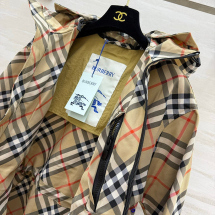BURBERRY 26S HOODED WINDBREAKER 518