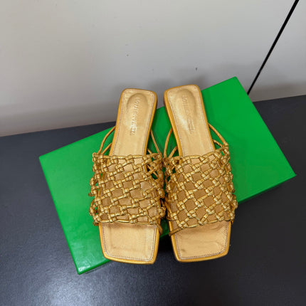 BOTTEGA VENETA 26S WOVEN STRAP SANDALS IN GOLD LAMBSKIN