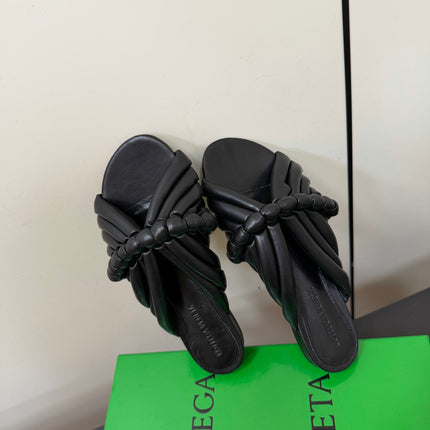 BOTTEGA VENETA 26S BRAIDED STRAP SANDALS IN BLACK LAMBSKIN