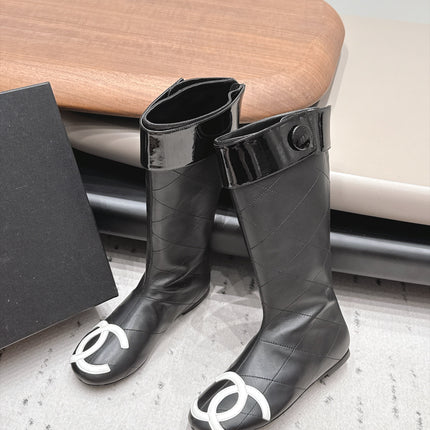 CHANEL 26S KNEE HIGH BOOTS IN BLACK QUILTED CALFSKIN AND PATENT CUFF