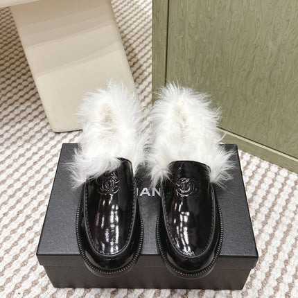 CHANEL 25S LOAFERS MOCCASIN IN BLACK GLOSSY CALFSKIN WITH WHITE MINK FUR LINING