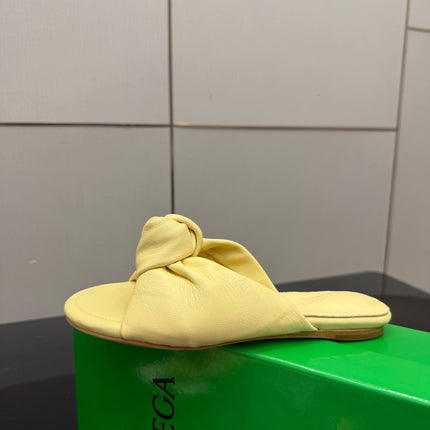 BOTTEGA VENETA 26S SLIDE SANDALS IN YELLOW LAMBSKIN