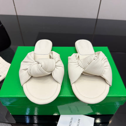 BOTTEGA VENETA 26S SLIDE SANDALS IN OFF-WHITE LAMBSKIN