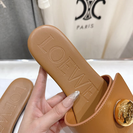 LOEWE 26S PEBBLE SLIDE IN CAMEL BROWN CALFSKIN GOLD HARDWARE