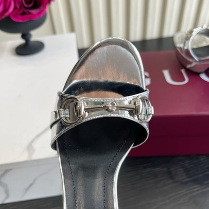 GUCCI 26S HORSEBIT GG SANDALS 105 MM IN SILVER PATENT CALFSKIN