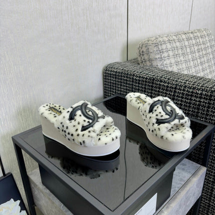 CHANEL 26S PLATFORM SLIDE SANDALS IN WHITE SHEARLING AND BLACK CC LOGO SQUARE TOE