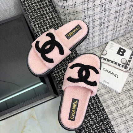 CHANEL 26S SLIDE SANDALS IN BLACK AND LIGHT PINK SHEARLING OPEN TOE