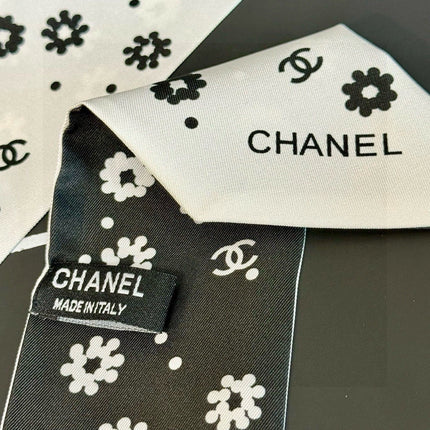 CHANEL 26S TWILLY SCARF 120 IN SILK 502600