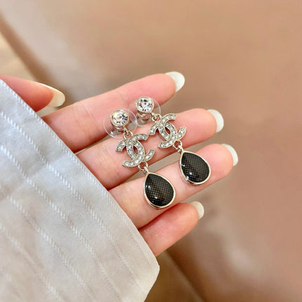 CHANEL 26S DOUBLE C LOGO CRYSTAL & BROWWN TEARDROP DANGLE EARRINGS IN GOLD METAL 629180