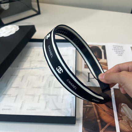 CHANEL 26S HEADBAND IN BLACK AND WHITE FABRIC 503104