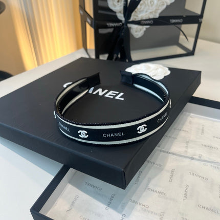 CHANEL 26S HEADBAND IN BLACK AND WHITE FABRIC 503104