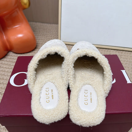 GUCCI 26S SHEARLING-LINED MULES IN OFF WHITE SUEDE