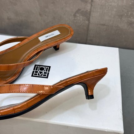 THE ROW 26S SQUARE TOE THONG KITTEN HEEL SANDALS 45MM IN CARAMEL BROWN CROCODILE EMBOSSED CALFSKIN