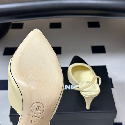 CHANEL 26S POINTED TOE HIGH HEEL SLINGBACKS 85 MM IN CREAM LAMBSKIN AND BLACK FABRIC