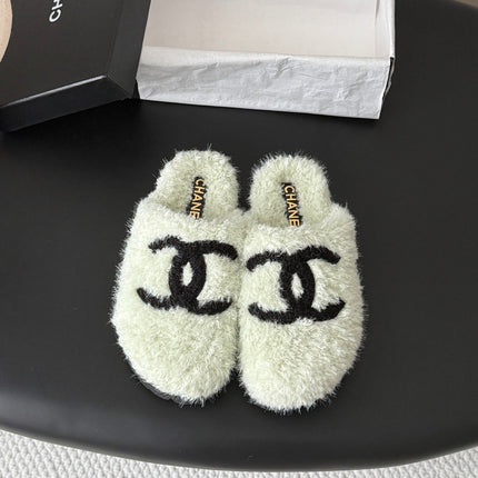 CHANEL 26S SLIDE SANDALS IN IVORY SHEARLING UPPER AND LINING WITH BLACK CC LOGO