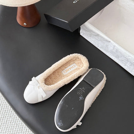 CHANEL 26S MULES IN WHITE LAMBSKIN AND SHEARLING