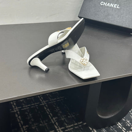 CHANEL 26S HIGH-HEEL THONG SANDALS IN WHITE LAMBSKIN WITH FLOWER DETAIL