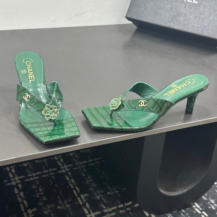 CHANEL 26S HIGH-HEEL THONG SANDALS IN GREEN PATENT CROCODILE-EMBOSSED