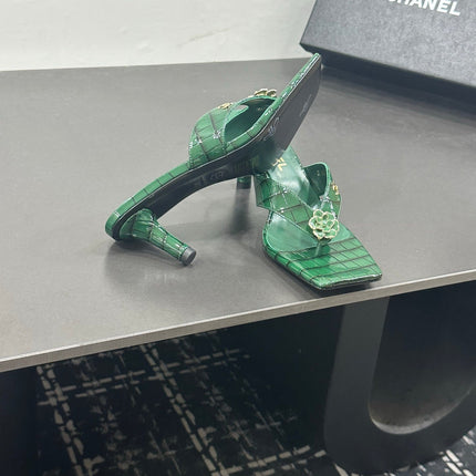 CHANEL 26S HIGH-HEEL THONG SANDALS IN GREEN PATENT CROCODILE-EMBOSSED