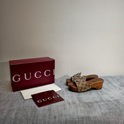GUCCI 26S PLATFORM MULES IN BEIGE GG MONOGRAM CANVAS SILVER HARDWARE