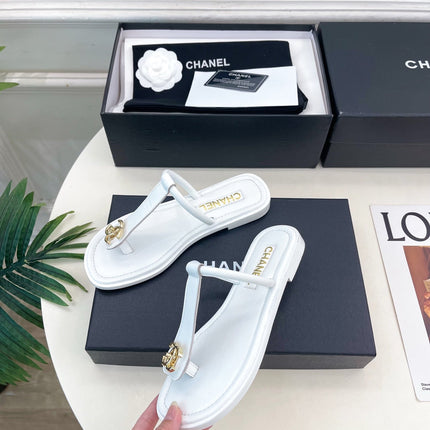 CHANEL 26S THONG SANDALS IN WHITE LAMBSKIN WITH GOLD TONE CC LOGO