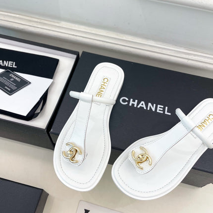 CHANEL 26S THONG SANDALS IN WHITE LAMBSKIN WITH GOLD TONE CC LOGO