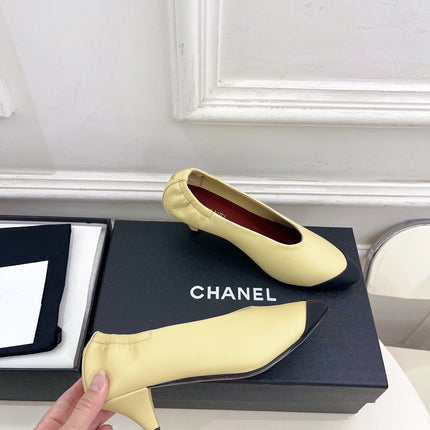 CHANEL 26S SQUARE TOE PUMPS 50 MM IN LIGHT YELLOW LAMBSKIN WITH BLACK TOE CAP